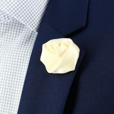 Boutonnière blanc cassé, Rose satinée Cravate Avenue Signature 2