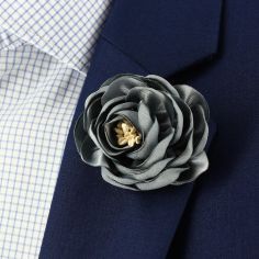 Boutonnière pivoine gris nuage Cravate Avenue Signature 2