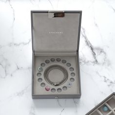 Ecrin 18 Charms et Bracelet. cuir végan gris et intérieur velours. Stackers UK 2