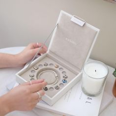 Ecrin 18 Charms et Bracelet. cuir végan blanc et intérieur velours. Stackers UK 2