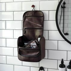 Trousse de toilette marron à accrocher. Stackers. Cuir végétalien. Stackers UK 2