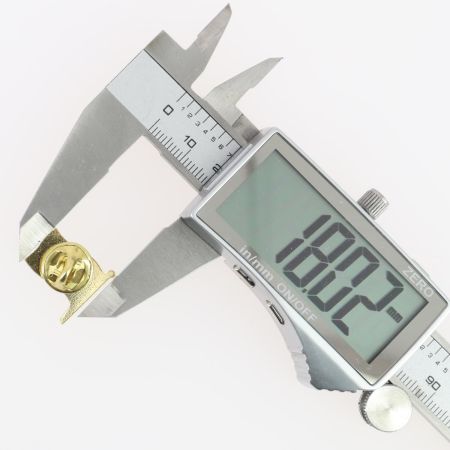 Pin's drapeau Suisse - Tony et Paul, Made in France à Saumur Tony & Paul