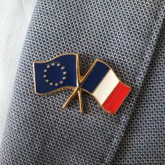 Pin's Jumelage doré France Europe - Tony et Paul, Made in France à Saumur Tony & Paul 2