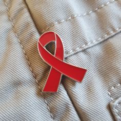 Pin's Ruban Rouge - Sida VIH - maladie cardiaque et d’accident vasculaire cérébral Clj Charles Le Jeune 2
