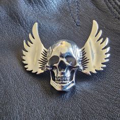 Broche tête de mort ailée couleur argentée - Accessoire mode rock et gothique 2