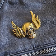 Broche tête de mort ailée couleur dorée - Bijou élégant et audacieux 2