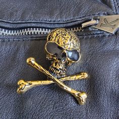 Broche tête de mort et os croisés couleur dorée - Symbole de rébellion et de style 2