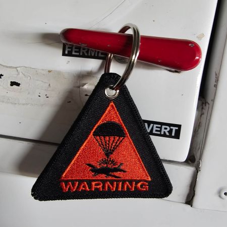 Porte Clés - Avion Parachute Warning - Triangle orange