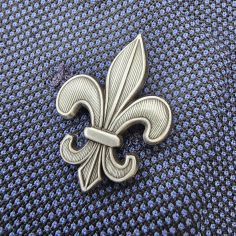 Pin's Fleur de Lys - Argent brossé - Royauté Française Clj Charles Le Jeune 2