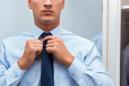 Businessman dressing up for work - Homme d'affaires s'habillant pour travail