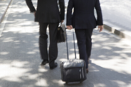 Hommes daffaires en partance pour laéroport- Lobjet phare, la valise
