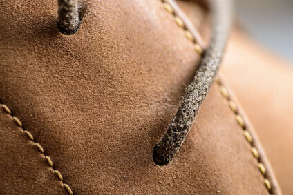 Le cuir (le Nubuck) des chaussures, se concentre sur des détails- Macro avec faible profondeur de champ