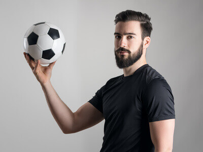homme en tenue de football avec son ballon