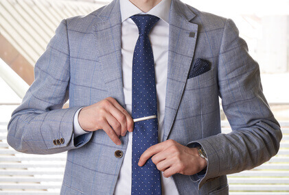 Unrecognizable businessman setting the tie straight - Homme d'affaires méconnaissable mettant la cravate tout droit