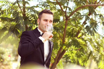 bel homme buvant une coupe de champagne